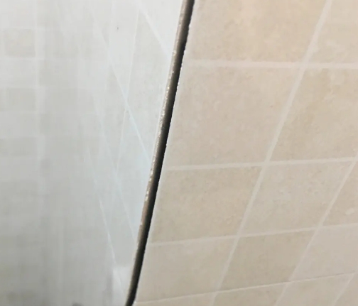 平凉市瓷砖空鼓维修公司分享阳台瓷砖脱落的修复过程可以分为以下几个步骤