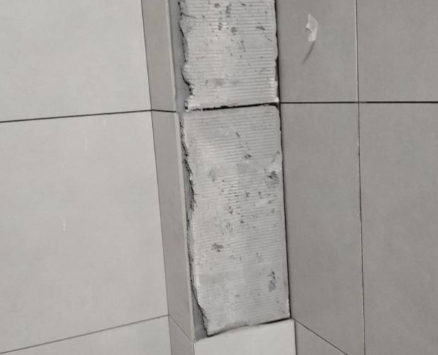 平凉市瓷砖空鼓维修公司分享下瓷砖施工前基层浇水润湿程度不足，可能导致以下问题